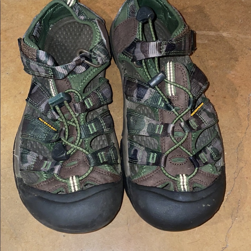 Keen youth waterproof shoes size 4